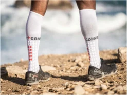 Socks Compressport Full Socks Run White -Triathlon Gear Shop 15096535e74c59acde858.38933670
